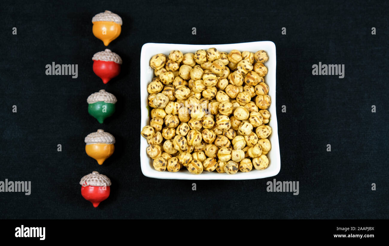 Le pois chiche sur le fond noir avec décoration de glands Banque D'Images