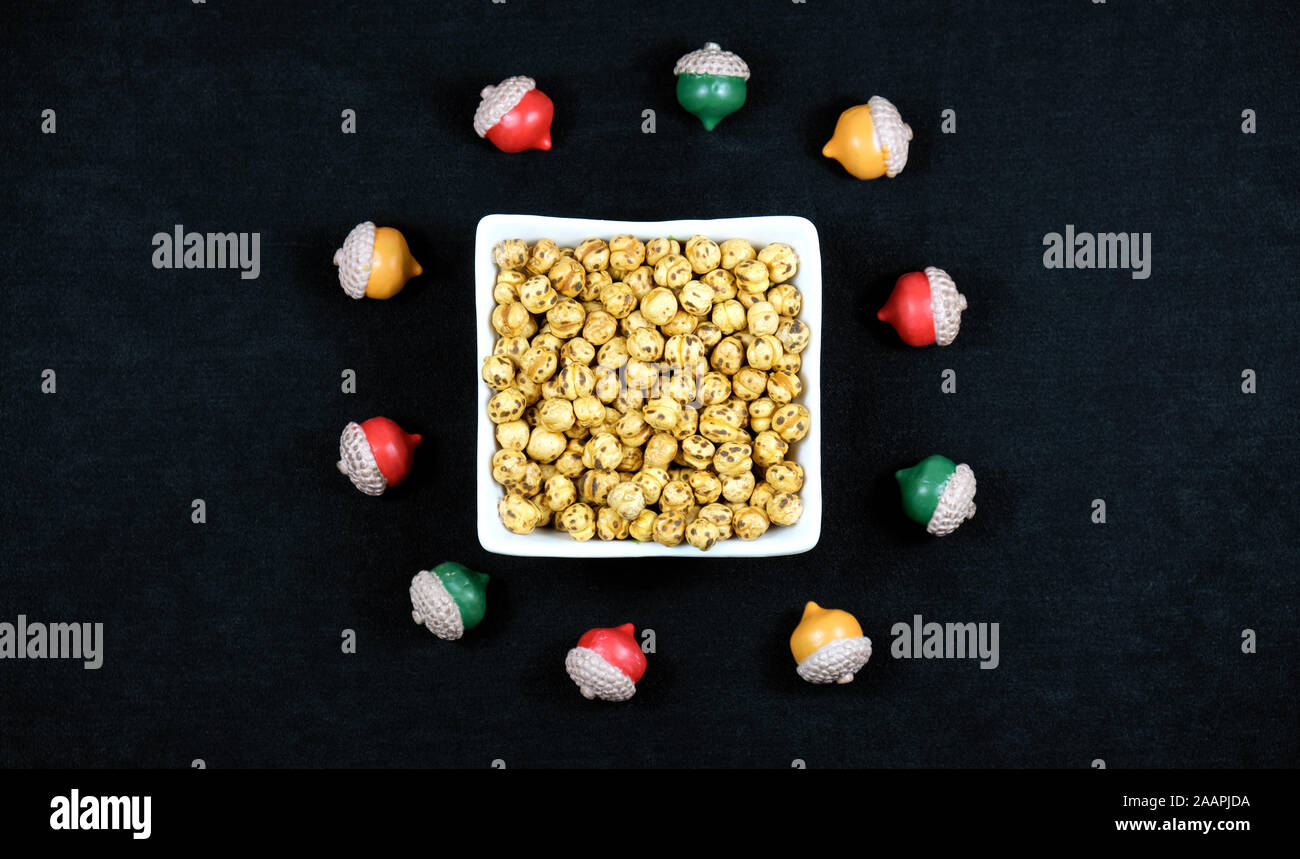 Le pois chiche avec les glands décoratifs Banque D'Images