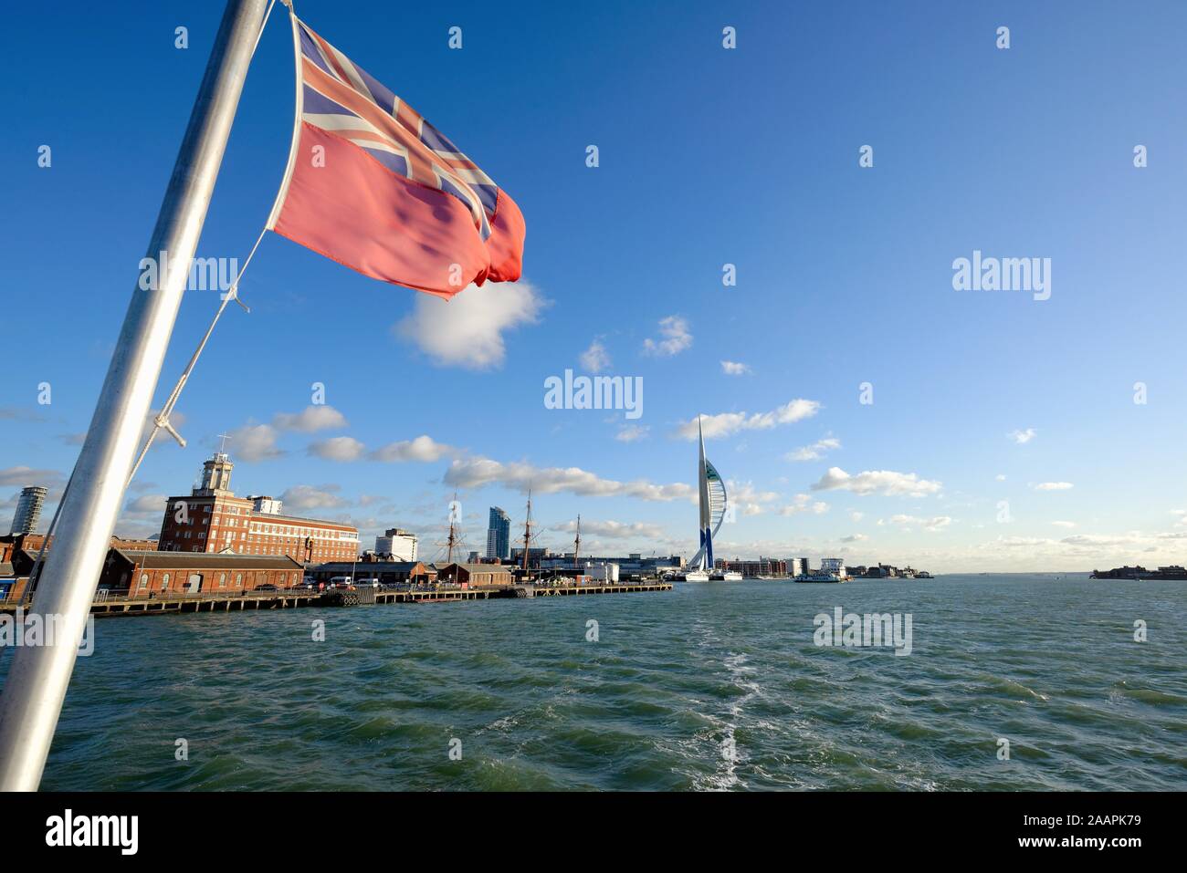 Le front de mer du port de Portsmouth, comme vu à partir d'un bateau croisière dans le port Hampshire England UK Banque D'Images