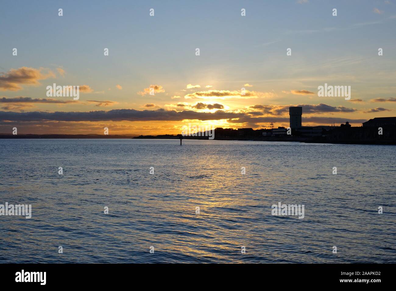 Un coucher de soleil l'hiver à l'autre côté de la mer à Spithead, Portsmouth Hampshire UK Banque D'Images