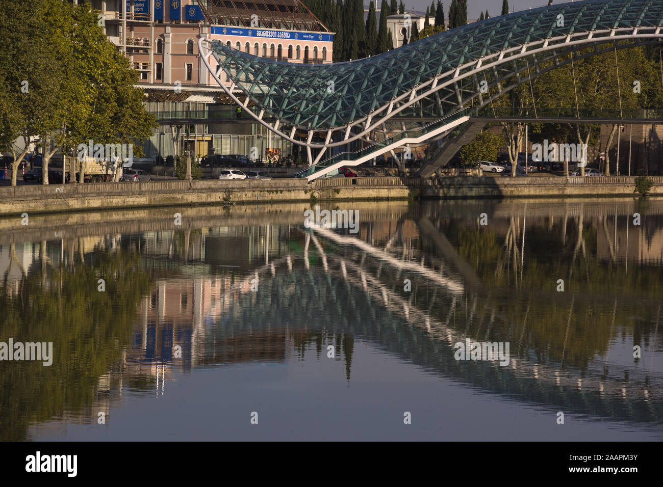 Tbilissi monument - Pont de la paix, la réflexion dans la rivière Kura, Octobre 2019 Banque D'Images