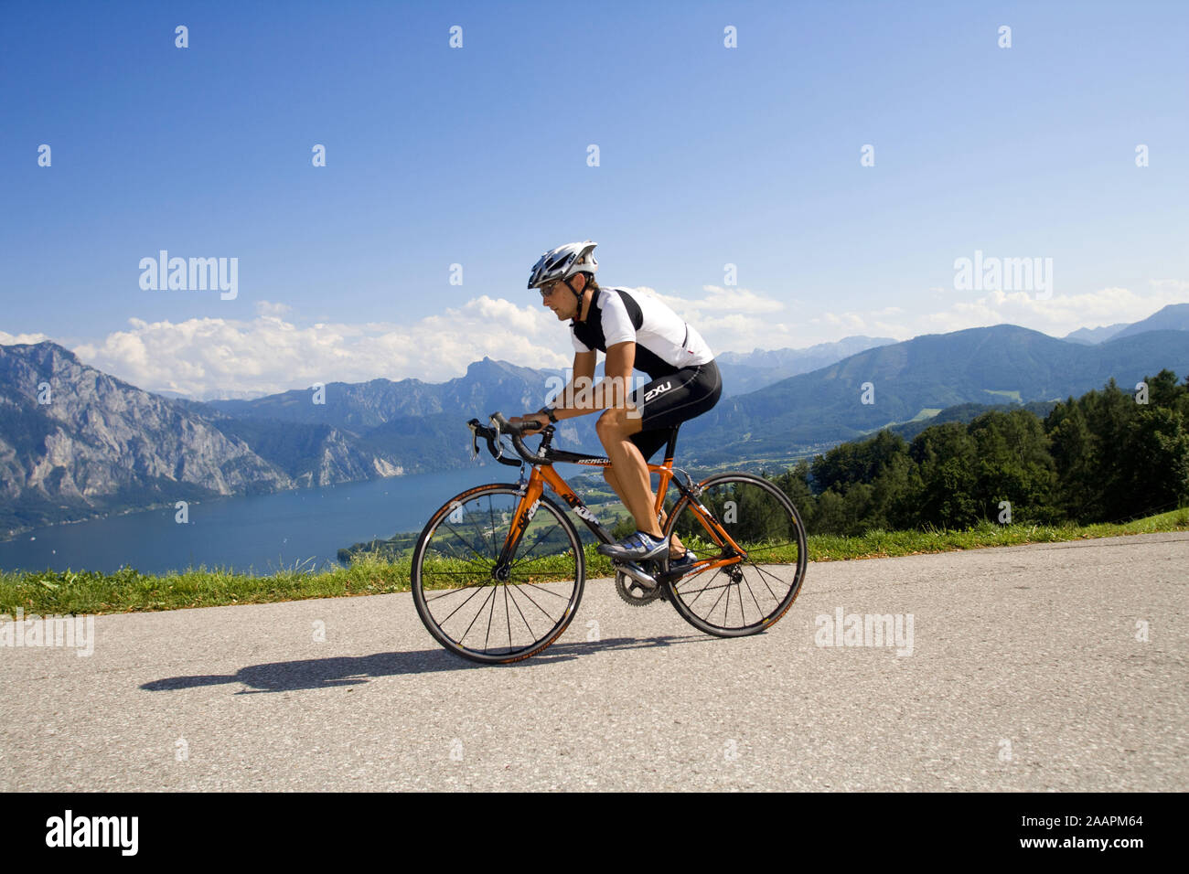 Mann mit dem Rennrad dans alpiner Landschaft Banque D'Images