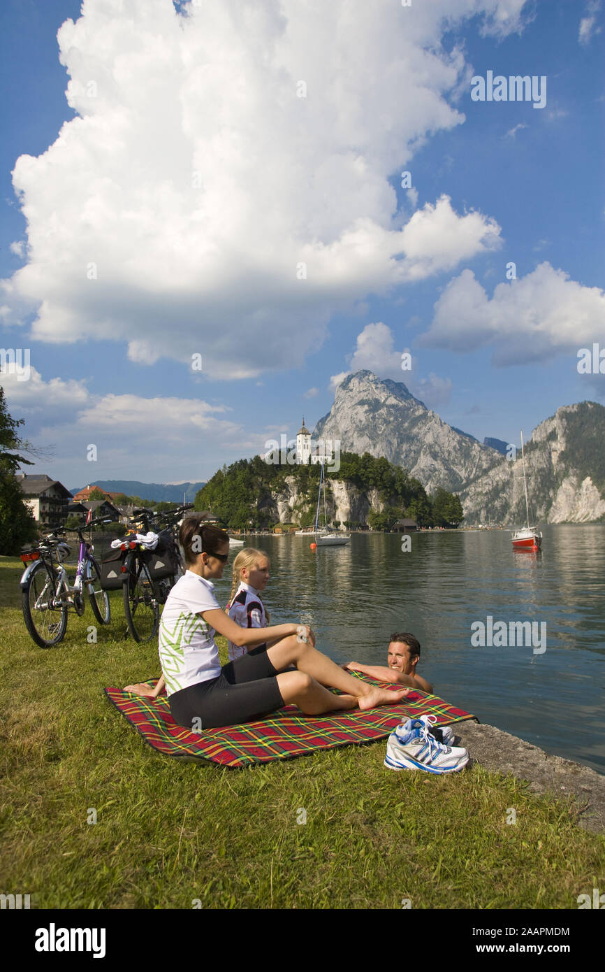 Familie mit dem Fahrrad macht Rast am See Banque D'Images