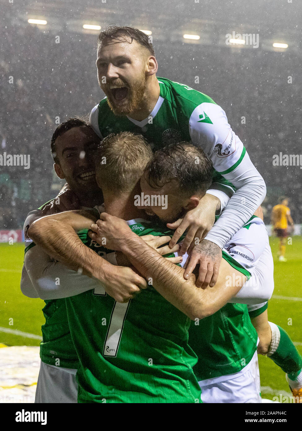 Easter Road, Edinburgh, UK. 23 Nov, 2019. Scottish Premiership Football, Hibernian contre Motherwell ; Daryl Horgan de Hibernian est félicité par Stevie Mallan, Christian Doidge et Martin Boyle de Hibernian après avoir marqué le troisième but pour Hibernian à la 86e minute - usage éditorial : Action Crédit Plus Sport/Alamy Live News Banque D'Images