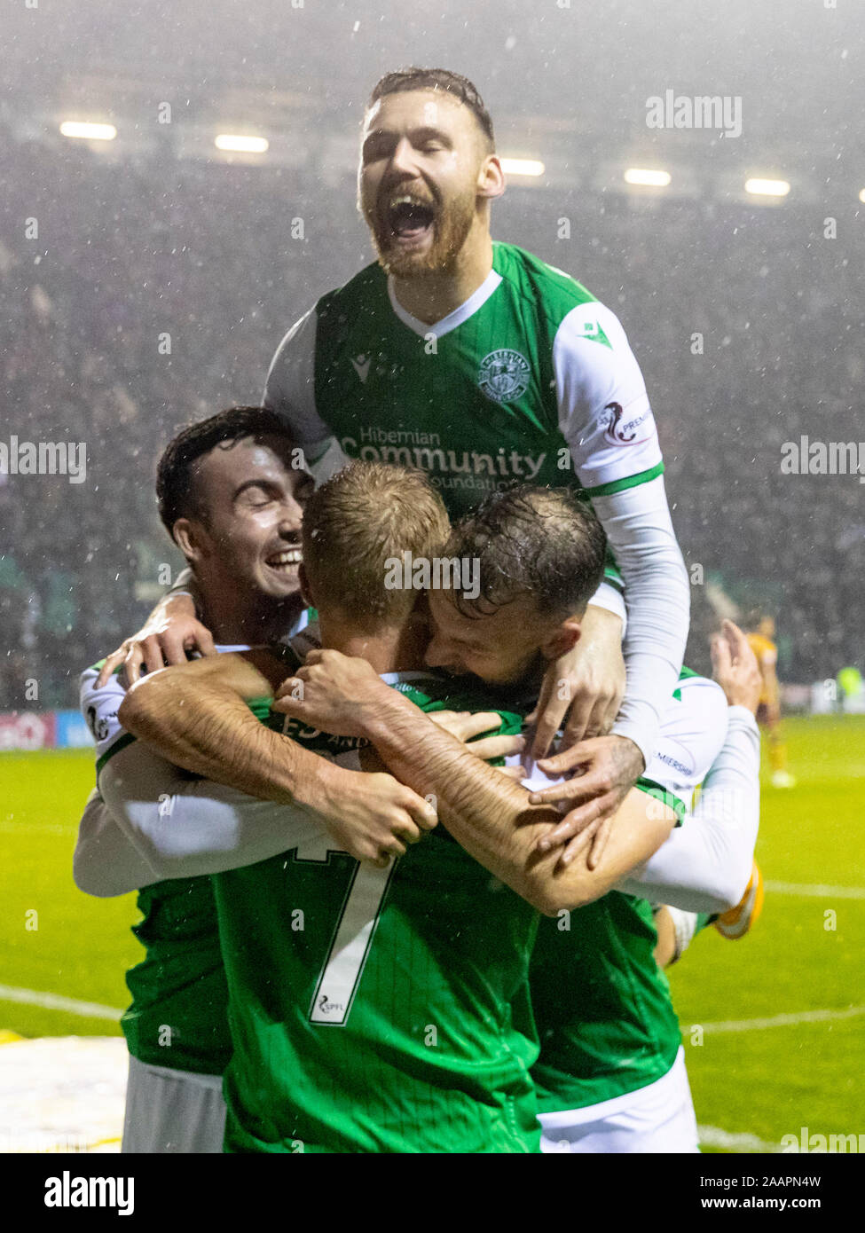 Easter Road, Edinburgh, UK. 23 Nov, 2019. Scottish Premiership Football, Hibernian contre Motherwell ; Daryl Horgan de Hibernian est félicité par Stevie Mallan, Christian Doidge et Martin Boyle de Hibernian après avoir marqué le troisième but pour Hibernian à la 86e minute - usage éditorial : Action Crédit Plus Sport/Alamy Live News Banque D'Images