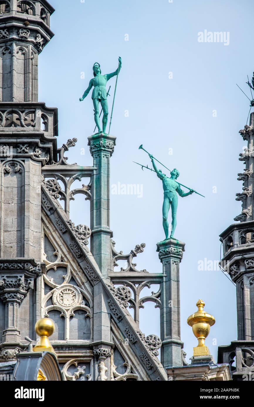 Des statues sur le toit du musée de la ville de Bruxelles, Bruxelles, Belgique. Banque D'Images