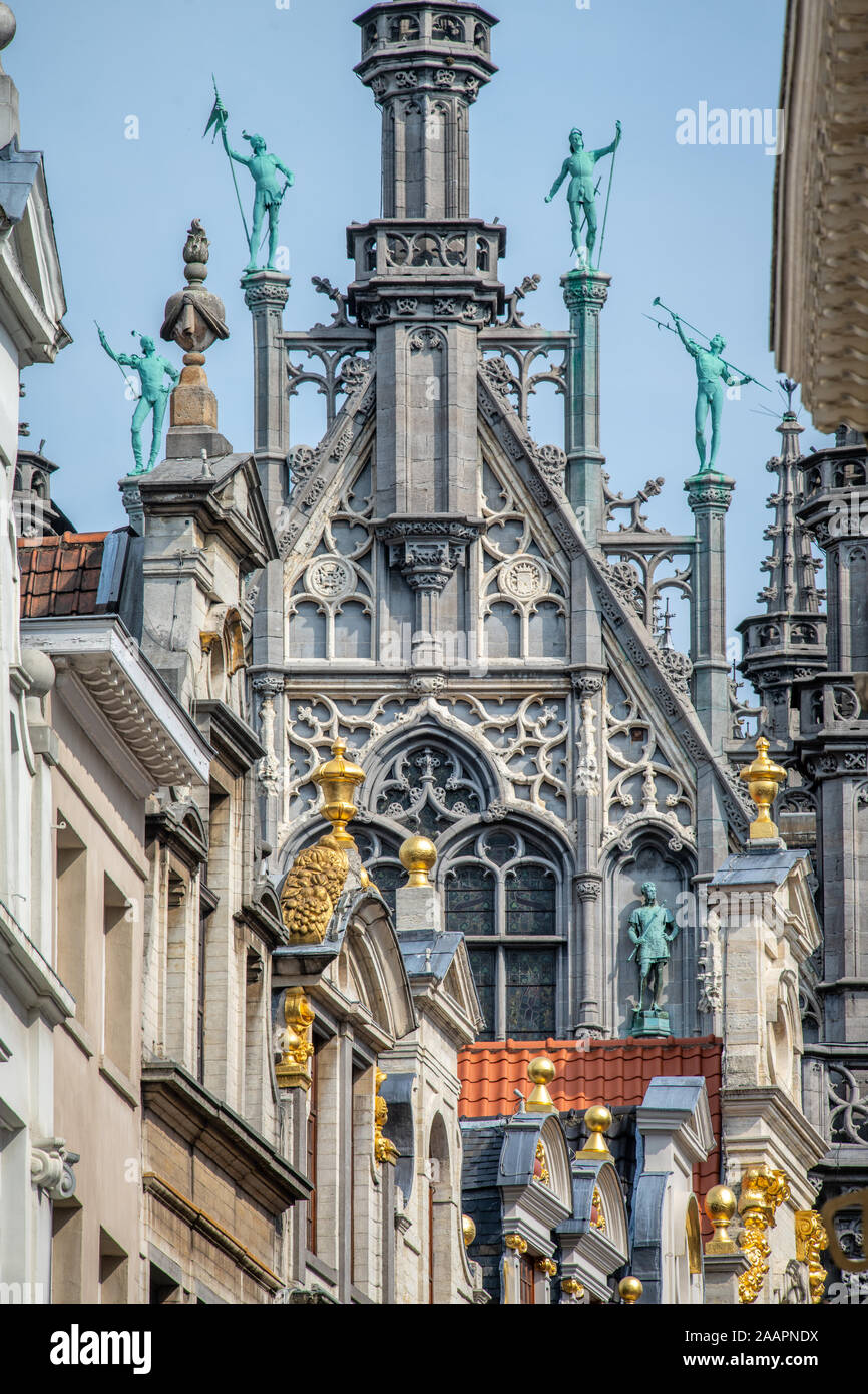 Des statues sur le toit du musée de la ville de Bruxelles, Bruxelles, Belgique. Banque D'Images