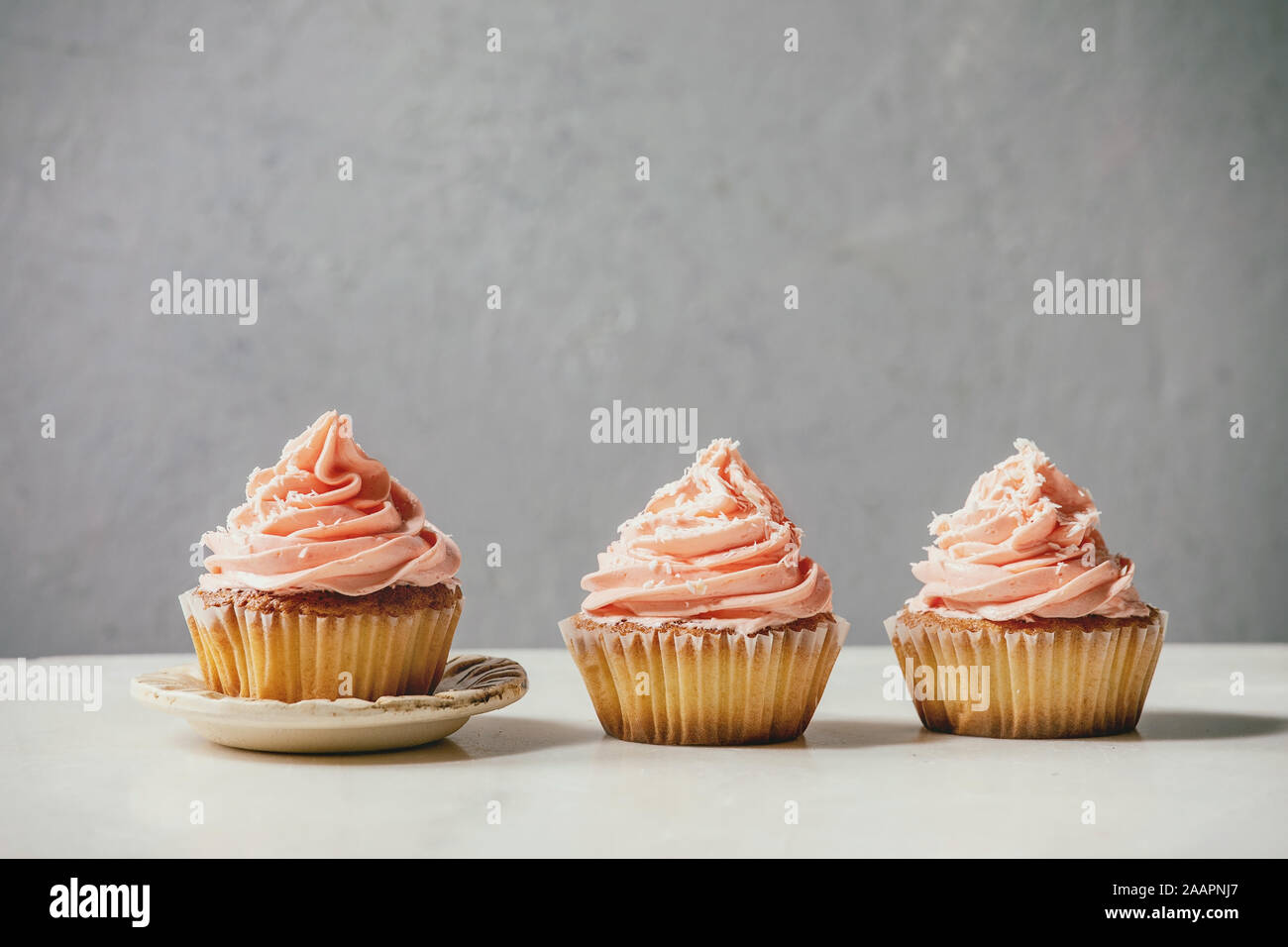 Cupcake fait maison avec crème au beurre Banque D'Images