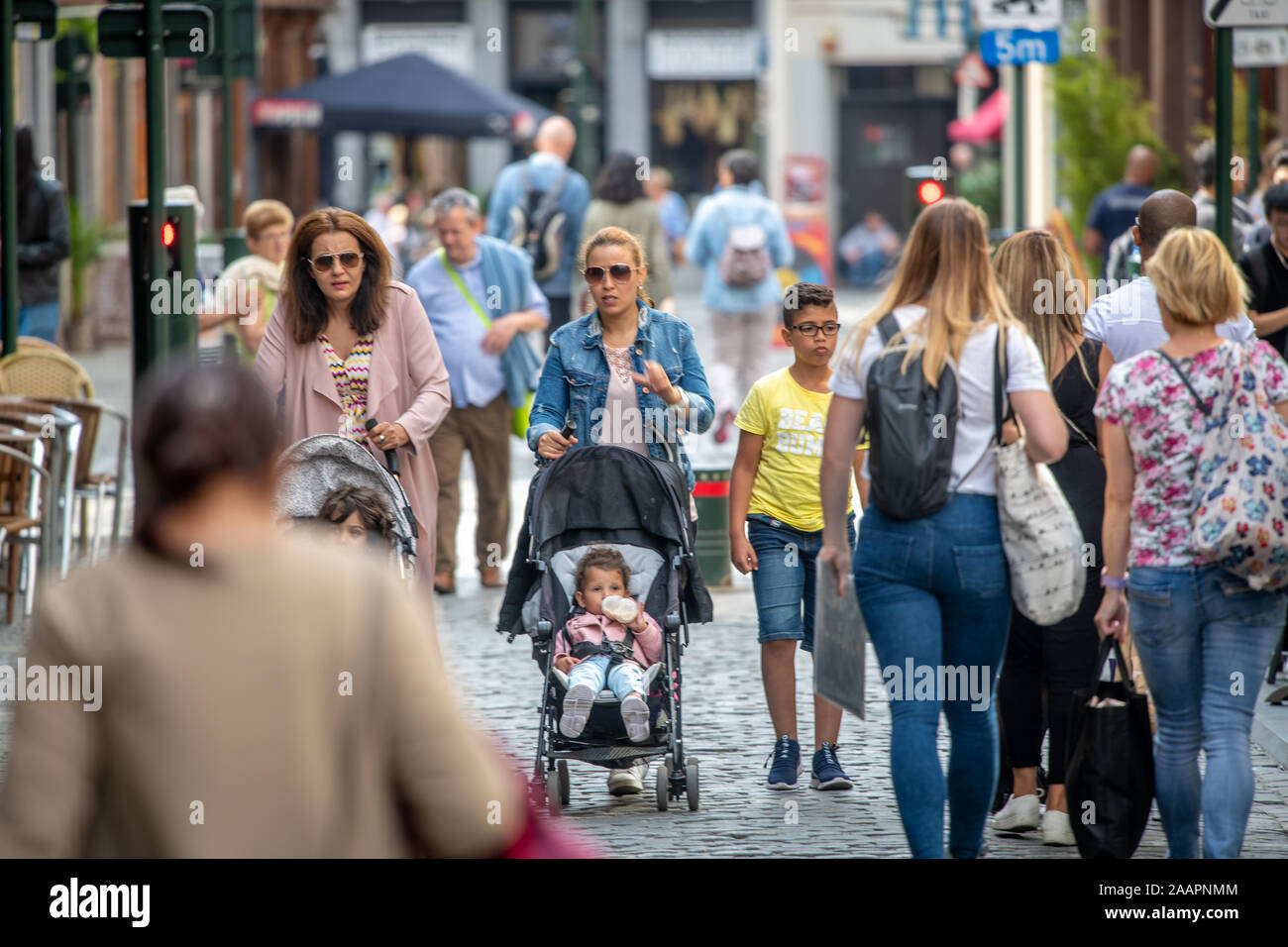 Une paire de femmes parlent comme ils marchent à leurs enfants, Bruxelles, Belgique Banque D'Images
