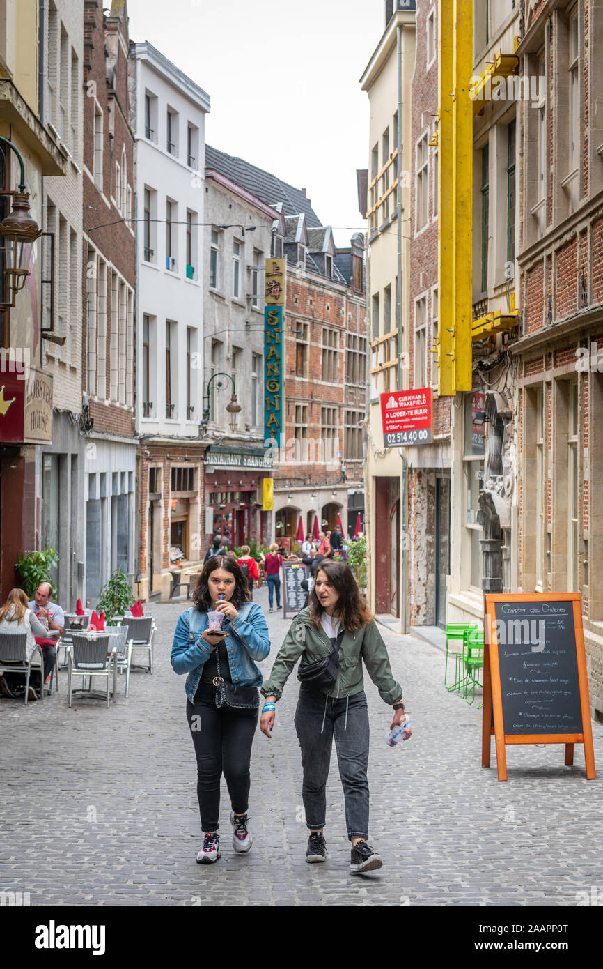 Les touristes marchant dans une rue remplie de magasins, Bruxelles, Belgique Banque D'Images