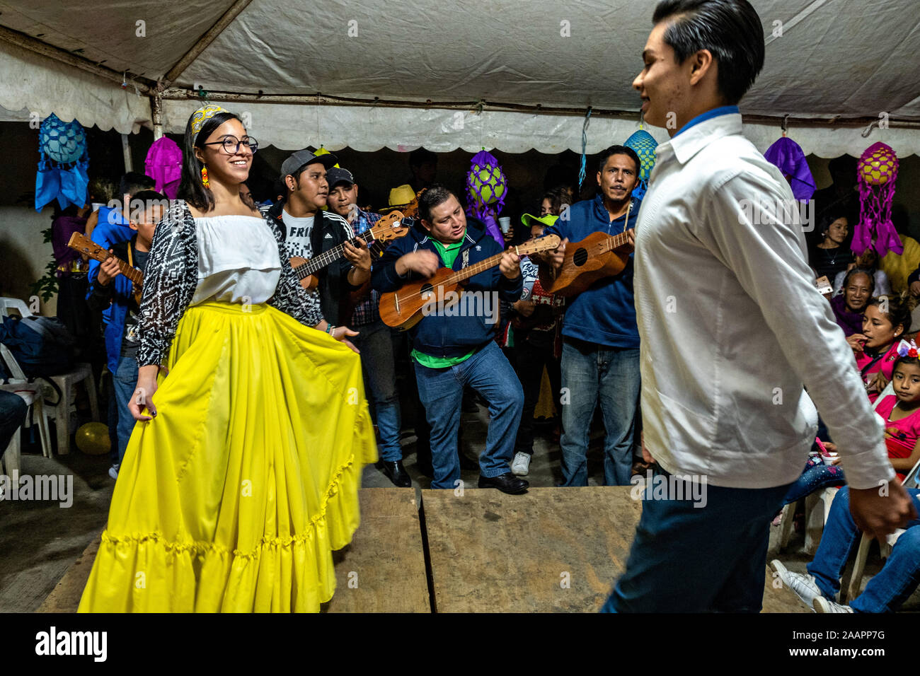 Les spectacles de danse traditionnelle d'un Zapateado danse folklorique pendant un voisinage Huapango à Santiago Tuxtla, Veracruz, Mexique. La danse danseurs consiste à trouver leur place sur une plate-forme de bois tandis qu'un grand groupe de musiciens jouent des instruments à cordes. Les rassemblements de prendre part à la Los Tuxtlas villages de montagne pour les personnes seules à se rencontrer. Banque D'Images