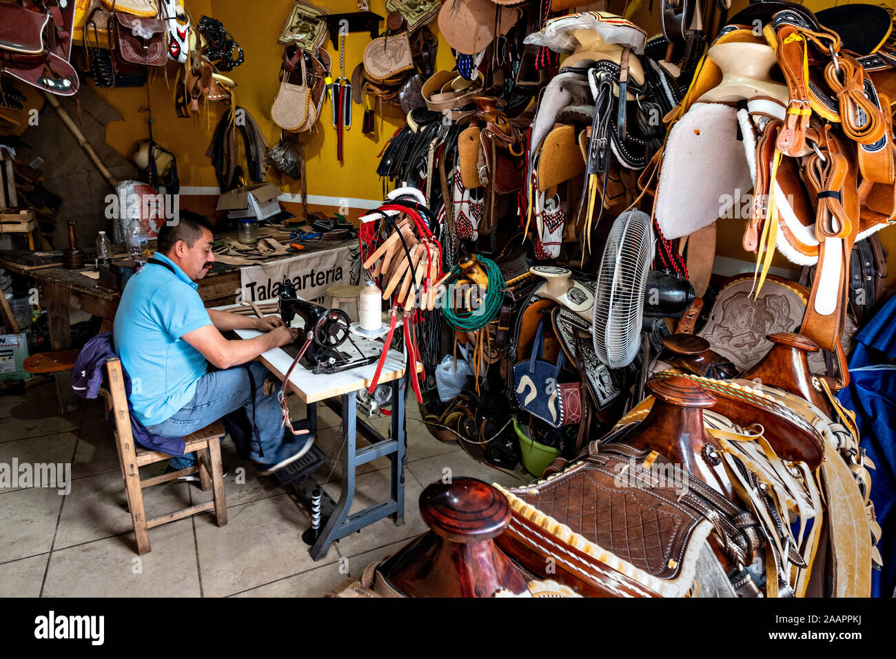 Artisanat sellier selles à son cuir shop à Santiago Tuxtla, Veracruz, Mexique. Banque D'Images