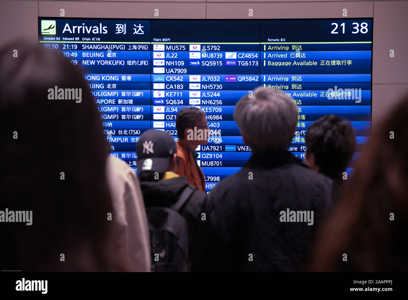 Tokyo, Japon. Tokyo, Japon. 23 Nov, 2019. Un conseil d'arrivée peut être vu à l'aéroport international de Haneda à Tokyo, Japon, le 23 novembre 2019, le même jour, le Pape François est arrivé au Japon sur un avion commercial de Bangkok thaïlandais. Selon un personnel de gestion de compagnie aérienne thaïlandaise le pape François arrive sur un après-midi venteux et pluvieux où une vingtaine de membres du personnel de la compagnie aérienne thaïlandaise et d'autres lui souhaite la bienvenue au Japon. Photo prise le samedi 23 novembre 2019. Photo par : Ramiro Agustin Vargas Tabares Crédit : Ramiro Agustin Vargas Tabares/ZUMA/Alamy Fil Live News Banque D'Images