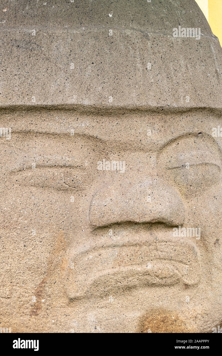 Détail de la Cobata Tête Colossale Olmèque sur l'affichage à l'Parque Olmeca à Santiago Tuxtla, Veracruz, Mexique. Le géant de têtes de pierre ont été sculptés par les civilisations de la Mésoamérique Olmèques entre 1550-900 B.C et pèsent entre 6 et 50 tonnes. Banque D'Images