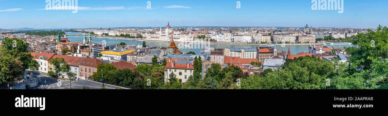 La vue panoramique de la ville de Budapest depuis les balcons et terrasses des Halaszbastya (Bastion des Pêcheurs), Budapest, Hongrie. Le Hongrois Banque D'Images