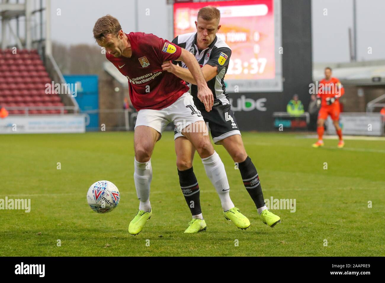 Stade de l'académie, à Northampton, Royaume-Uni. Samedi 23 novembre 2019. Northampton Town's Andy Williams est contesté par la Ville de Grimsby Harry Davis au cours de la première moitié de la Ligue 2 Sky Bet match entre la ville de Northampton et Grimsby Town au PTS Academy Stadium, Northampton le samedi 23 novembre 2019. (Crédit : John Cripps | MI News) photographie peut uniquement être utilisé pour les journaux et/ou magazines fins éditoriales, licence requise pour l'usage commercial Crédit : MI News & Sport /Alamy Live News Banque D'Images