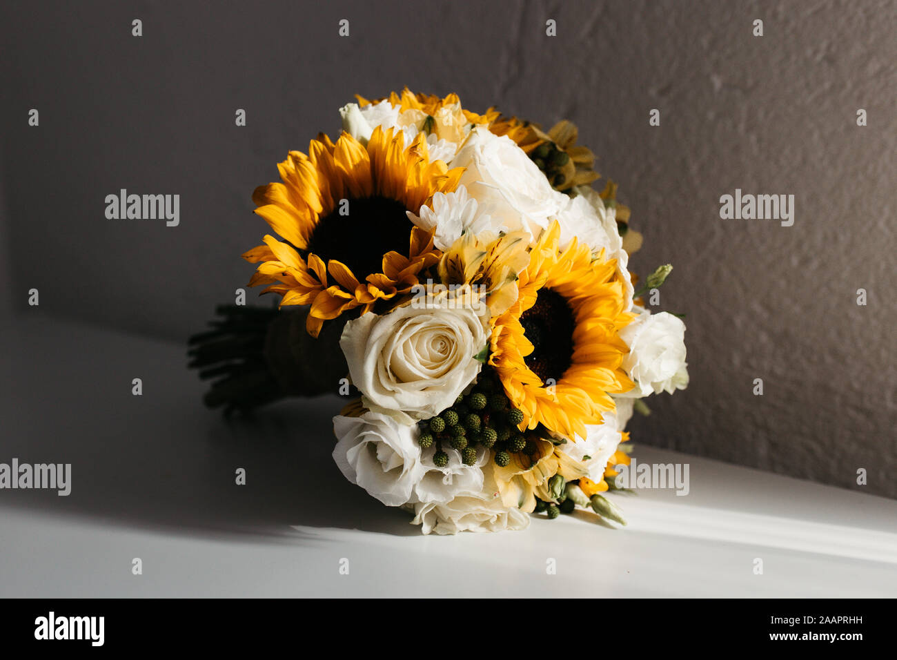 gros plan photo de bouquet de mariage de tournesol et de roses. Banque D'Images