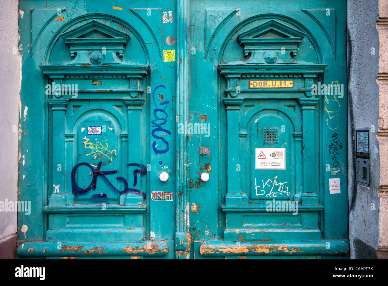 Une porte en bois couvert de graffitis, Budapest, Hongrie Banque D'Images
