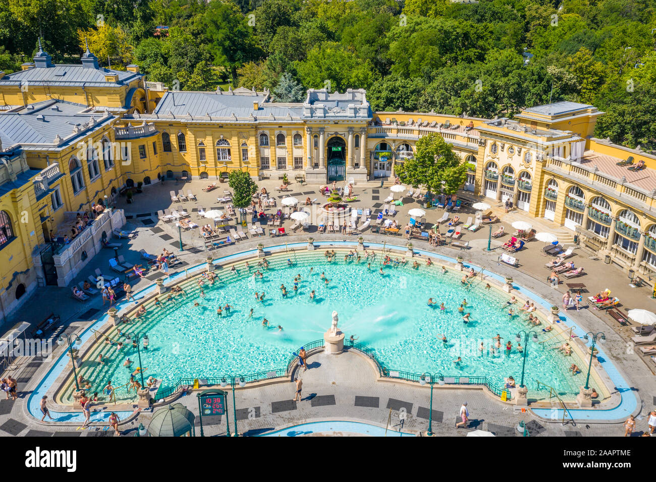 La populaire des bains Szechenyi, Budapest, Hongrie. Banque D'Images