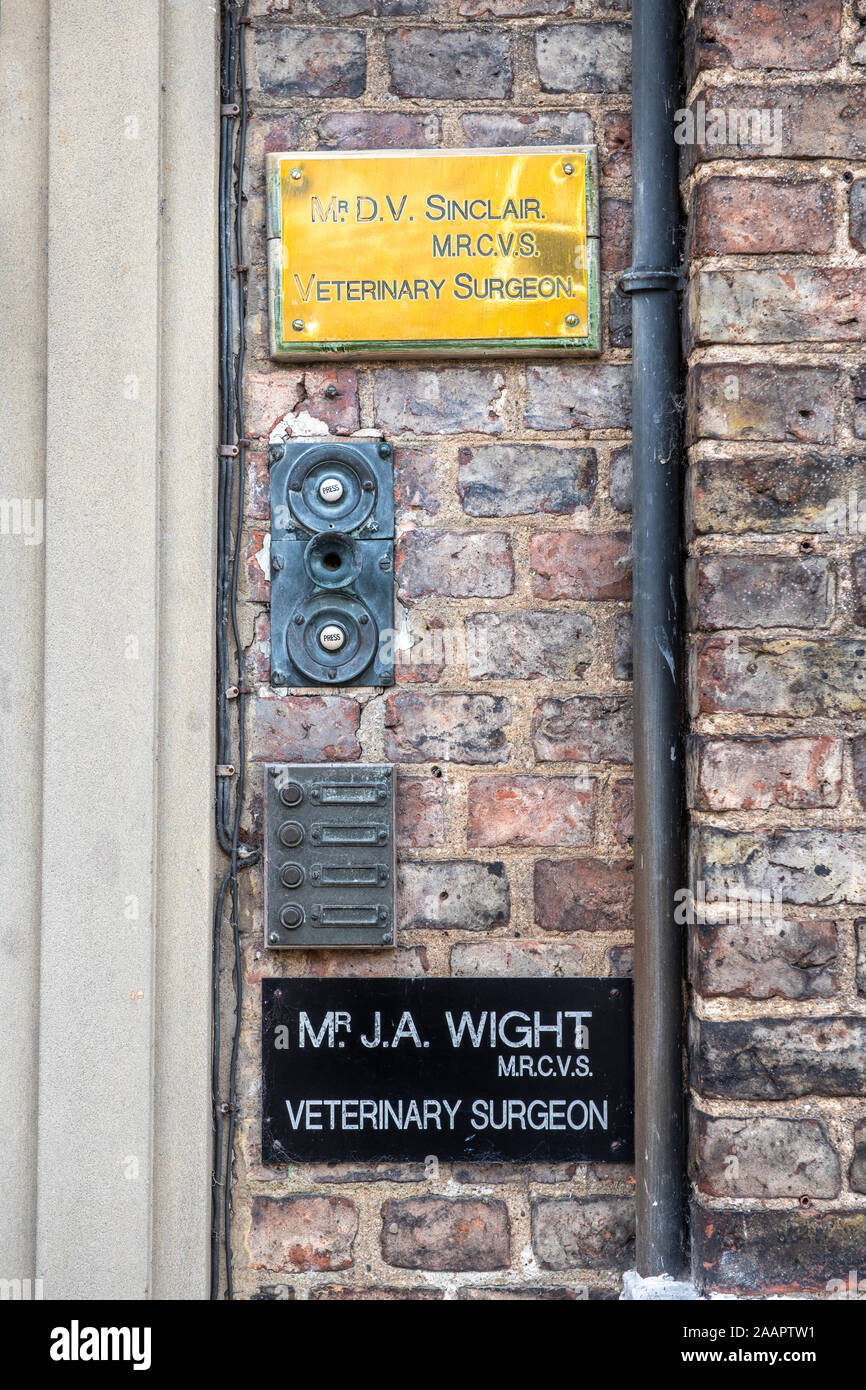 La plaque originale en dehors de James heriots clinique vétérinaire, World of James Herriot , Thirsk , Yorkshire UK Banque D'Images