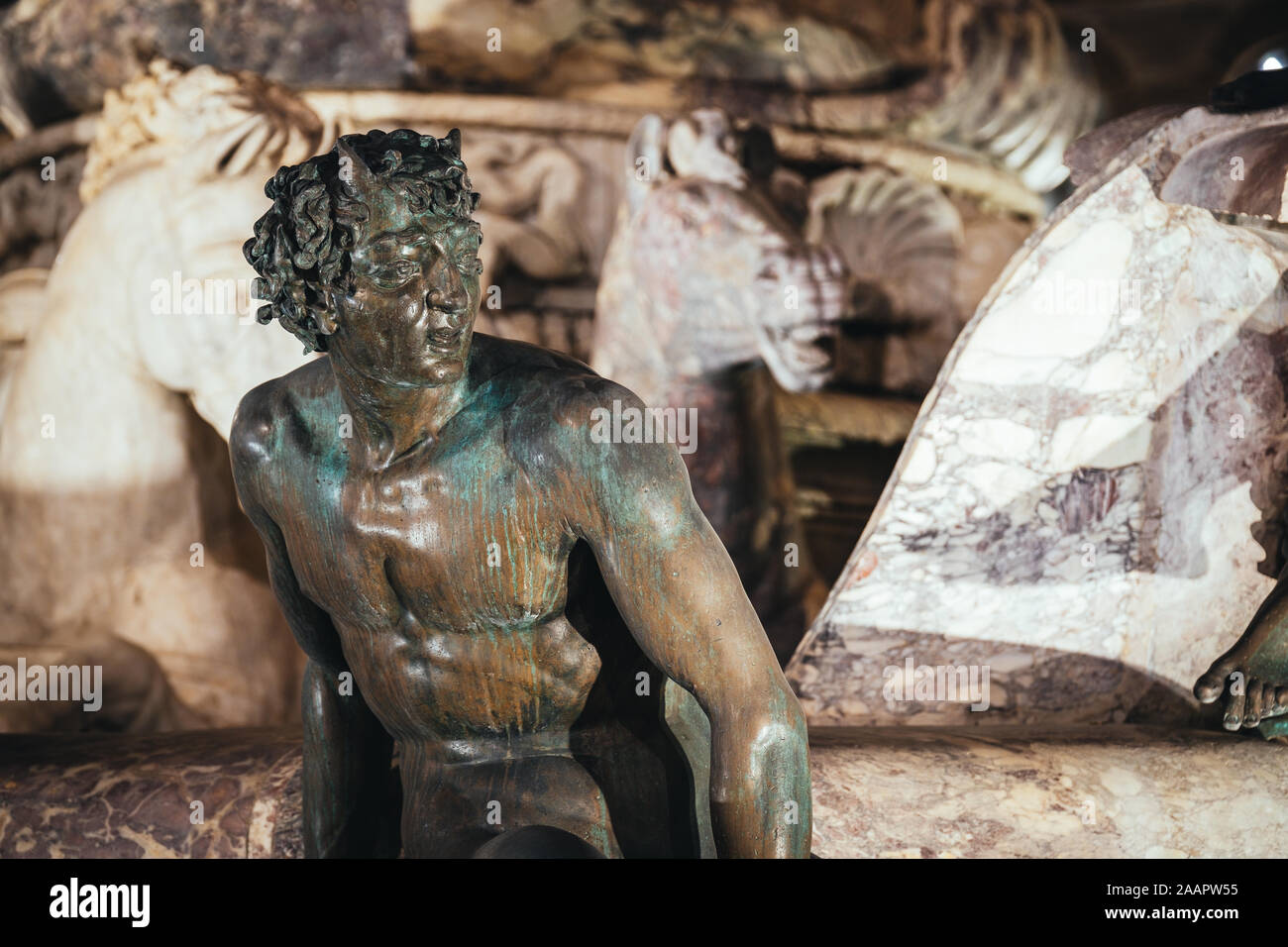 Détail de la statue de bronze 1575 Satyre de Giambologna, fontaine de Neptune de la Piazza della Signoria, Florence Banque D'Images