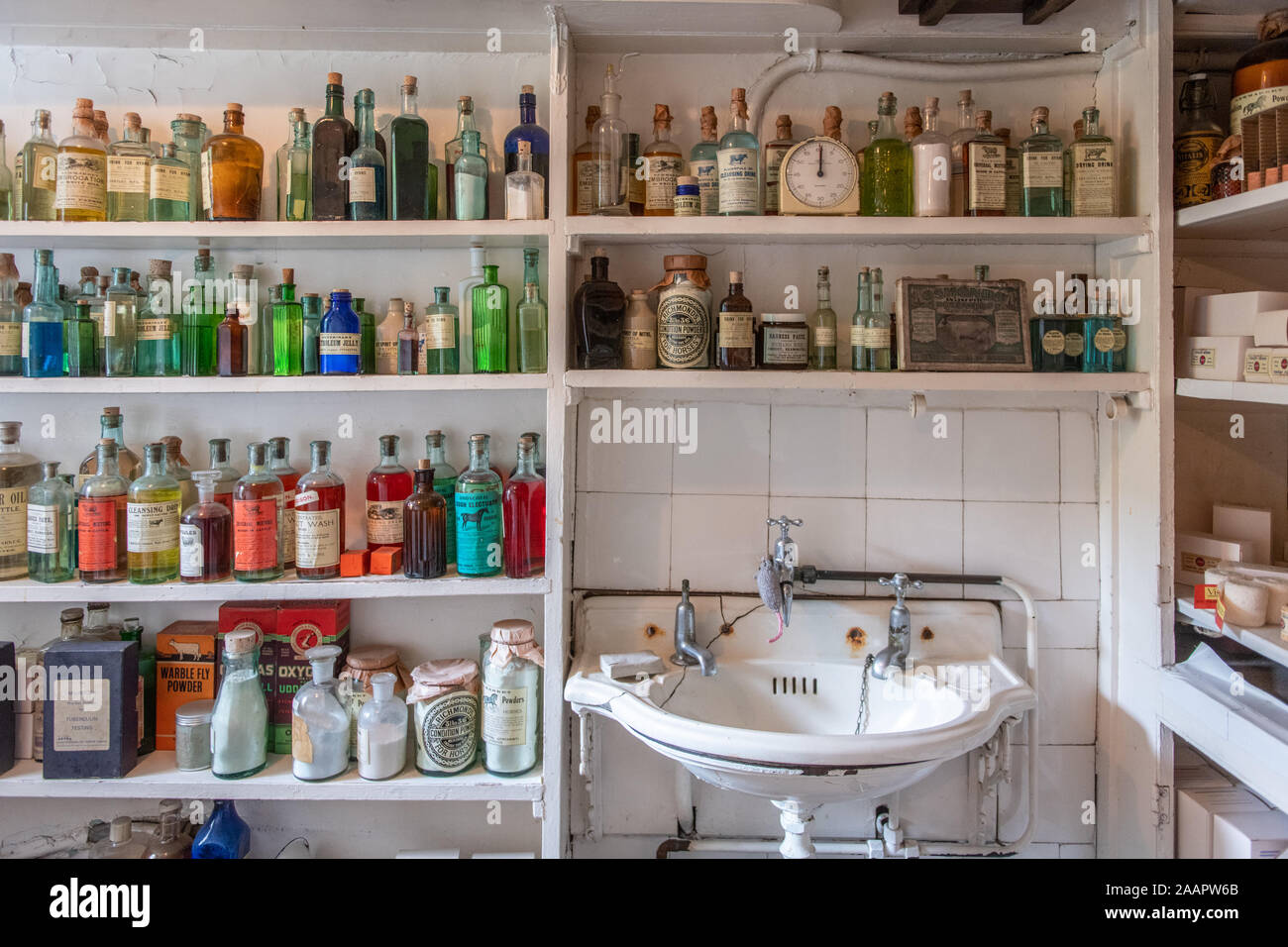 Bouteilles de fournitures médicales pour usage vétérinaire, World of James Herriot, Thirsk, UK. Banque D'Images