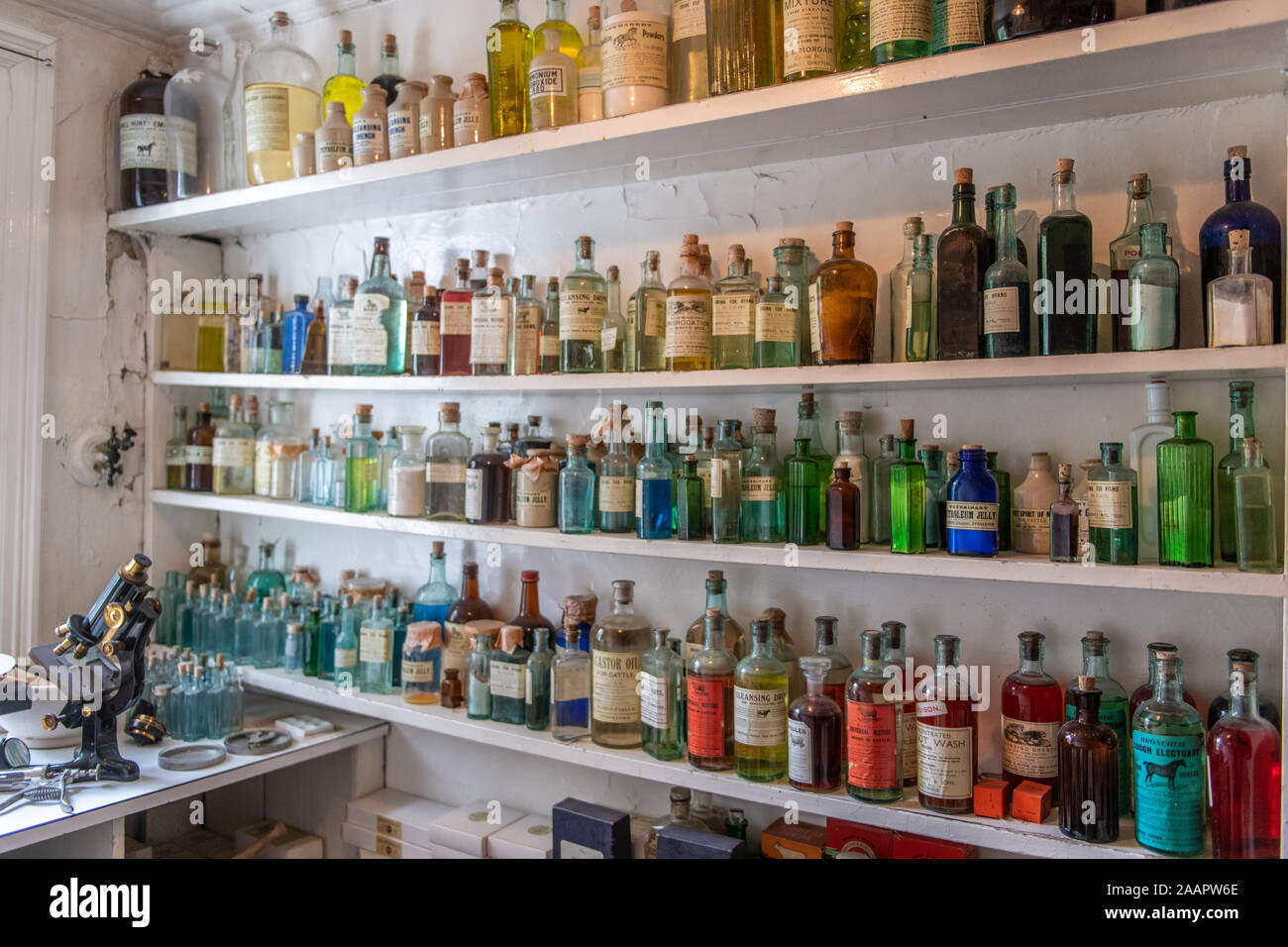Bouteilles de fournitures médicales pour usage vétérinaire, World of James Herriot, Thirsk, UK. Banque D'Images