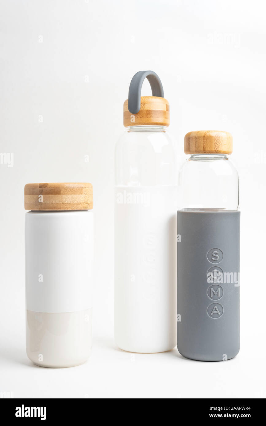 Vidalia, Géorgie / USA - 22 septembre 2019 : un produit tourné de trois bouteilles de boisson et de l'eau réutilisable dans différentes tailles définies sur fond blanc. Banque D'Images