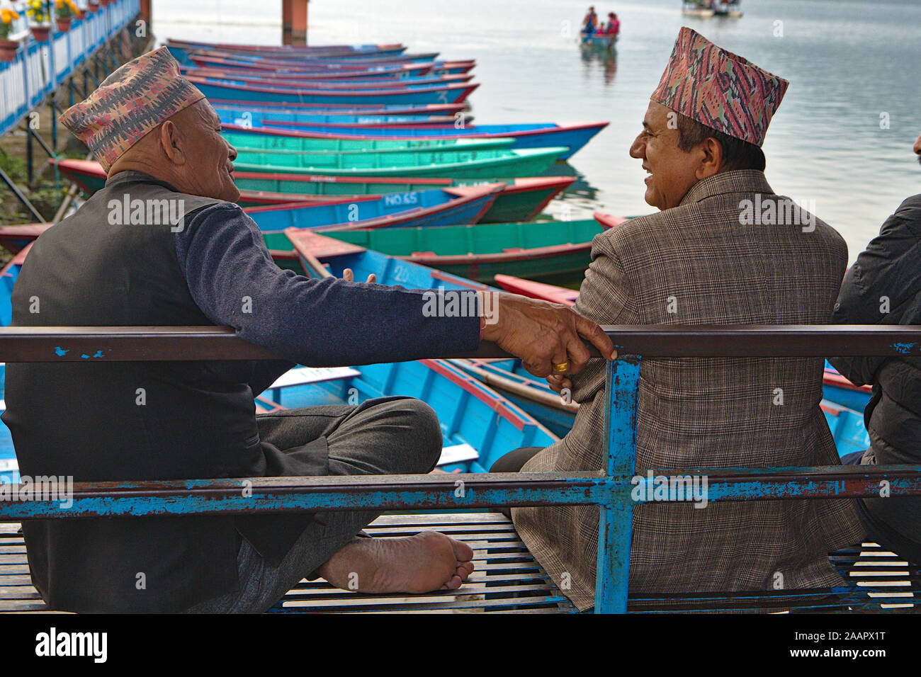 Les hommes népalais locaux par le chat lakeside Banque D'Images