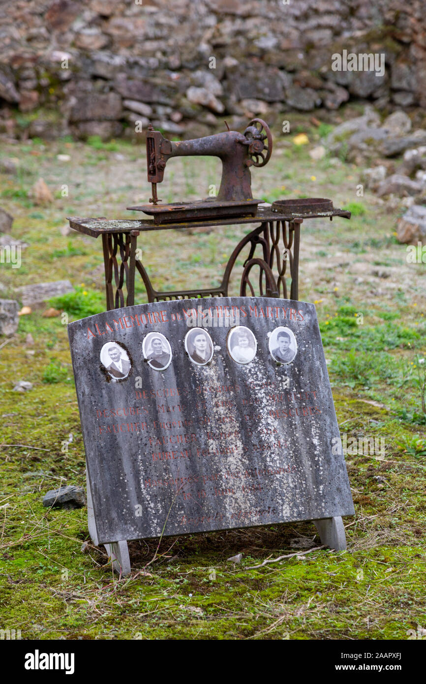 Les pierres tombales de certaines des victimes de l'atrocité nazie à Oradour-sur-Glane, France, Europe. Banque D'Images