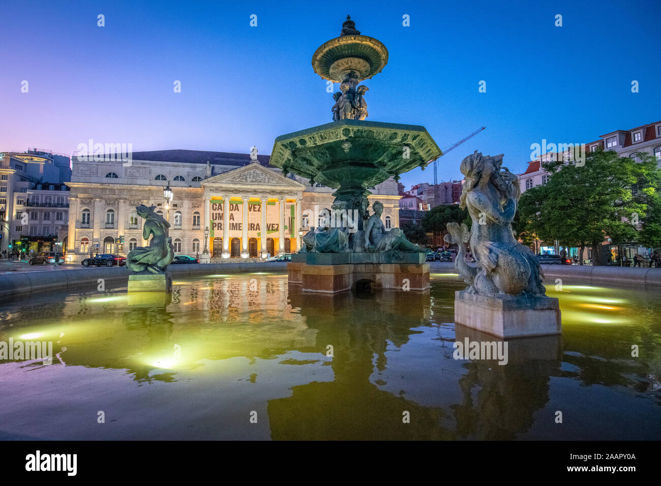 Fontaine éclairée la nuit dans la place Rossio , Lisbonne, Portugal Banque D'Images