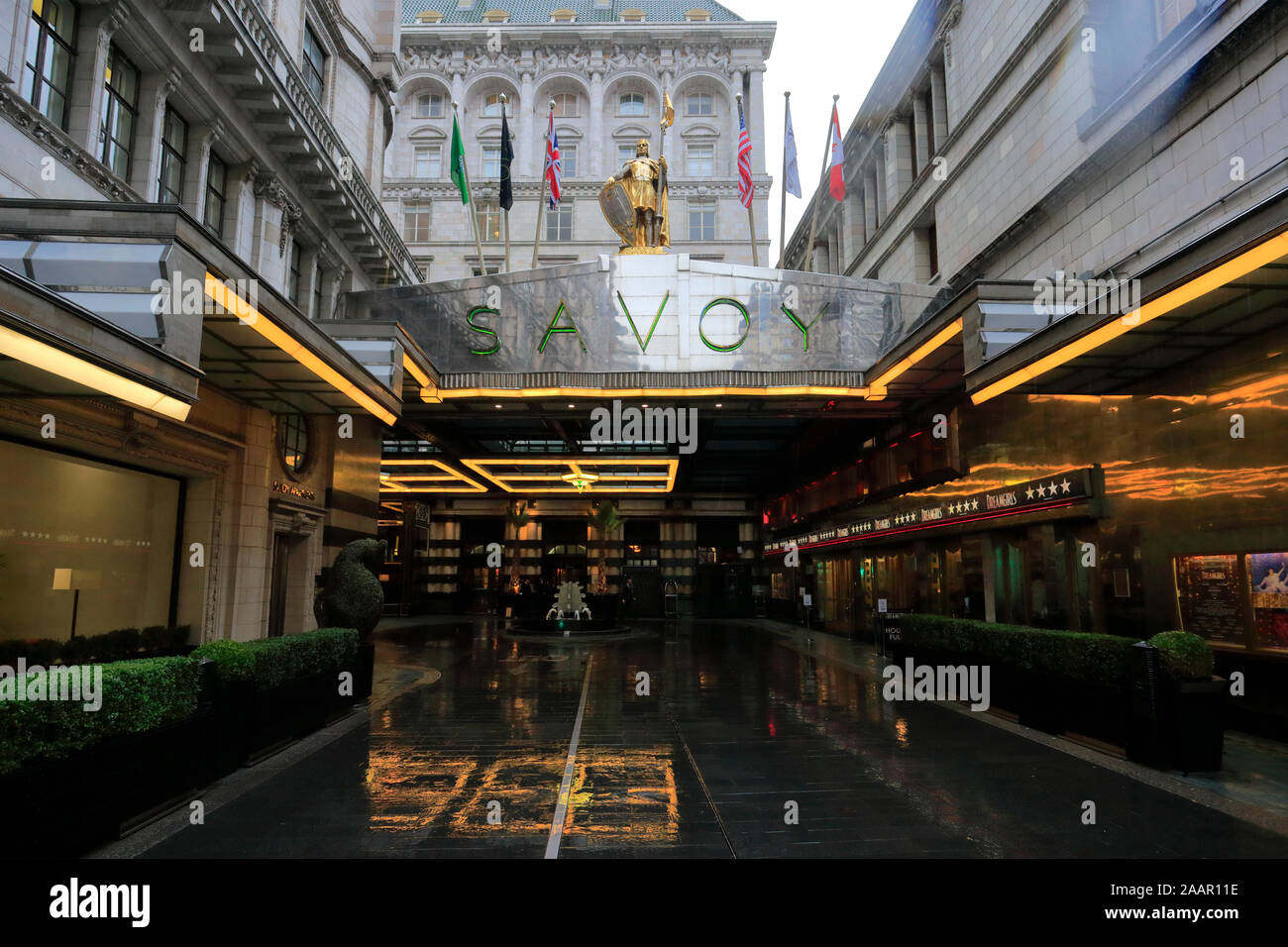 Extérieur de la Savoy Fairmont Hotel, The Strand, London City, Angleterre Banque D'Images