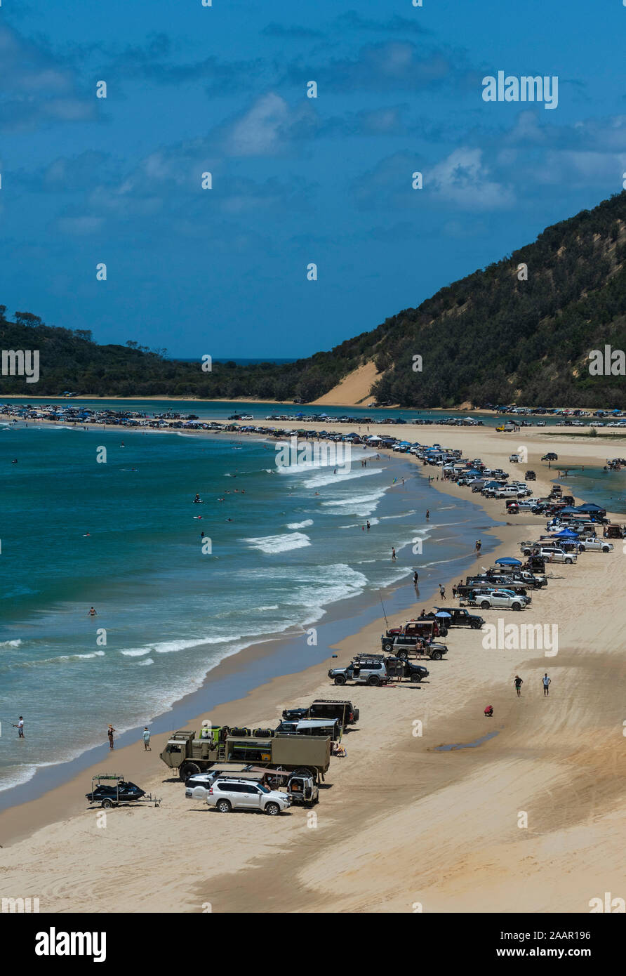 Point de l'île double, Noosa, à la pleine saison, avec des centaines de 4x4 et véhicules de plaisance Banque D'Images