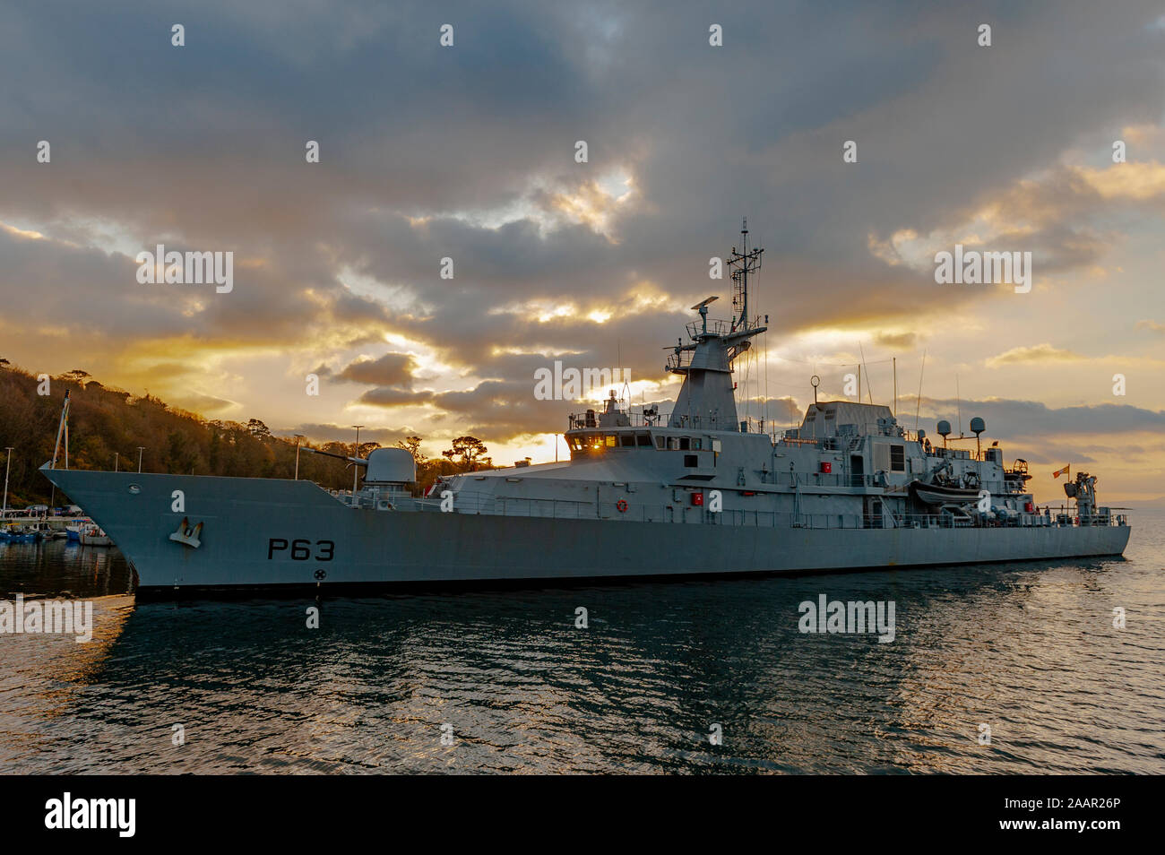 Bantry, West Cork, Irlande. 23 novembre 2019. Le navire de la marine irlandaise « William Butler Yeats » a fait une visite de courtoisie à Bantry aujourd'hui et a amarré sur Bantry Pier. Les membres du public ont été pris en charge par le personnel de la Marine lors de la visite du navire. Crédit : AG News/Alay Live News. Banque D'Images