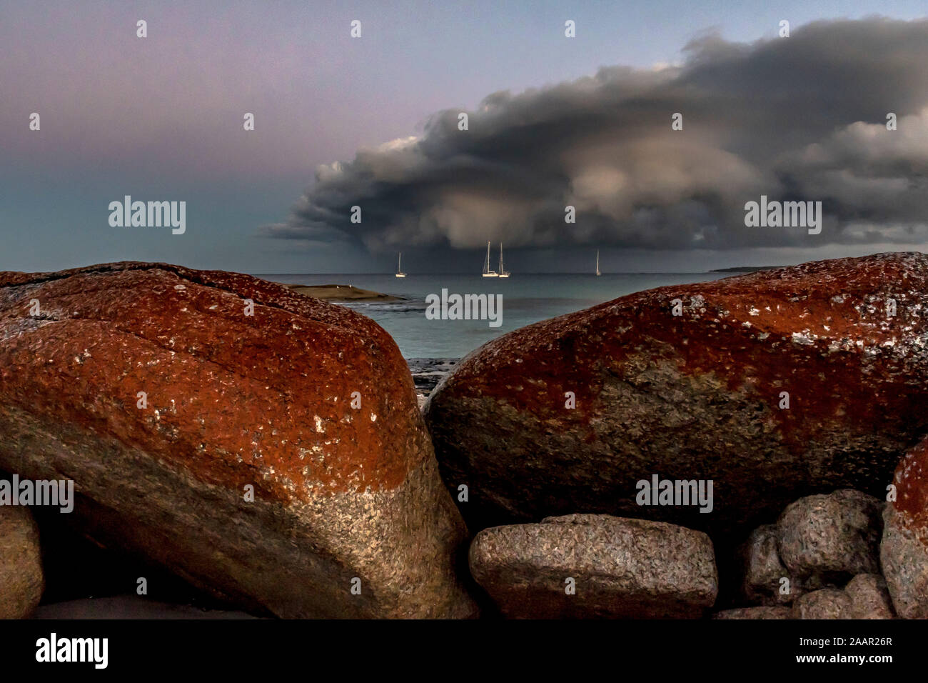 L'ensemble des bords avant météo baie Binalong Bay, Bay of Fires, Tasmanie Banque D'Images