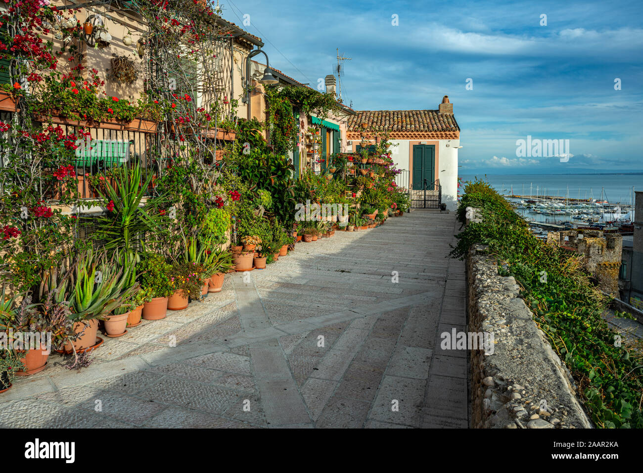 Magnifique terrasse fleurie dans la ville médiévale de Campobasso, Molise Banque D'Images