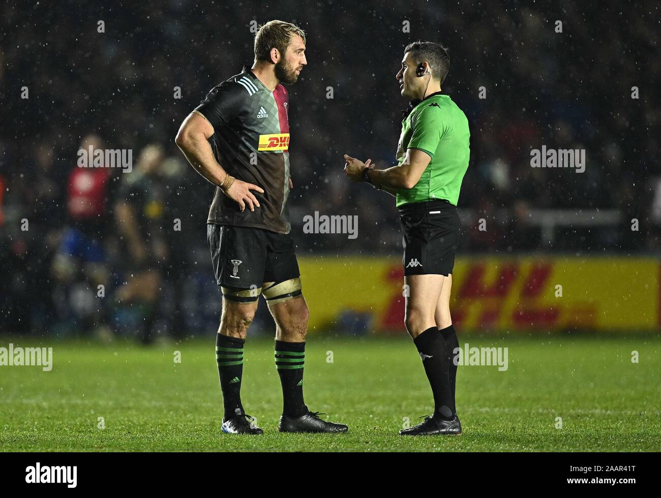 Twickenham. United Kingdom. 23 novembre 2019. Chris Robshaw (Harlequins, le capitaine) entretiens avec M. l'arbitre Frank Murphy. Harlequins v Bath Rugby. Piscine 3. Heineken Cup Champions. Deuxième (2e) tour. Twickenham Stoop. Twickenham. Londres. UK. Garry Crédit/Sport sous gaine en images/Alamy Live News. Banque D'Images