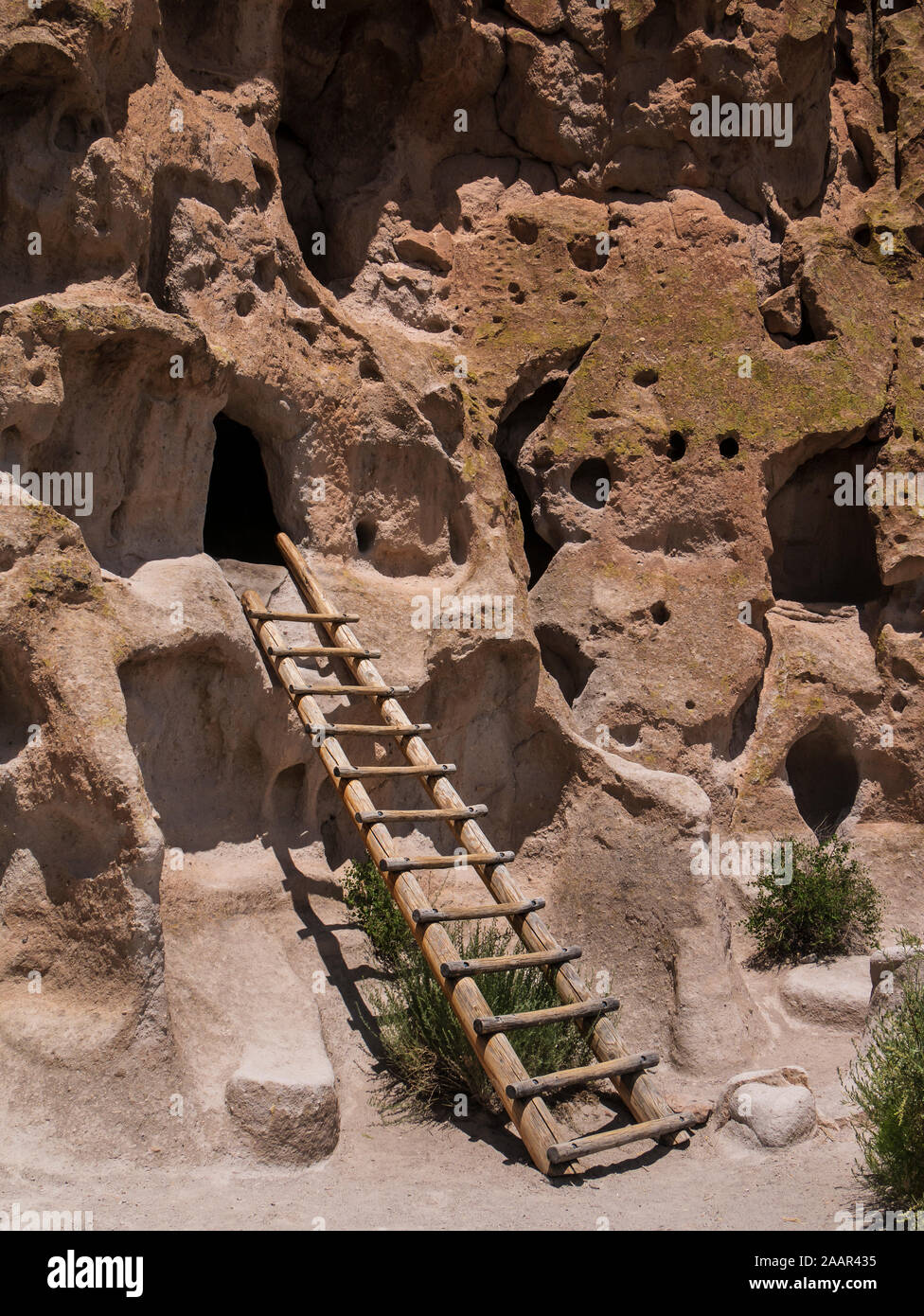 Chambres Cave (Cavates) avec bain, Bandelier National Monument, Los Alamos, Nouveau Mexique. Banque D'Images