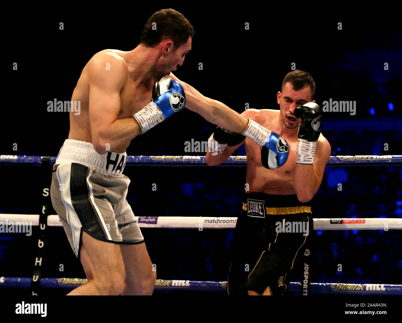 Whittaker-Hart Thomas (à gauche) et Josip Perkovic durant la Light-Heavyweight Concours au M&S Bank Arena, Liverpool. Banque D'Images