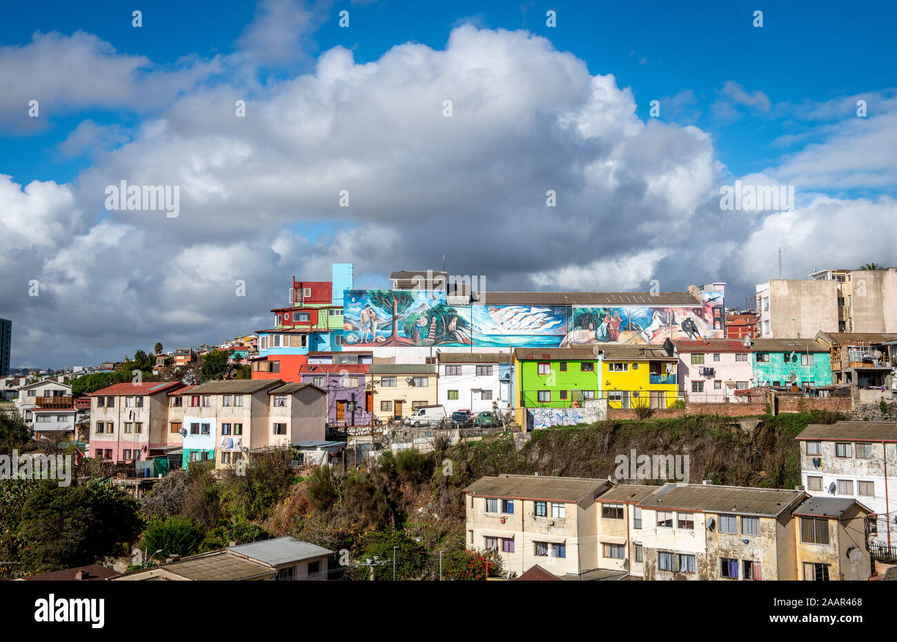 Murales colorées ornent les murs des bâtiments de Valparaiso, Chili. Banque D'Images