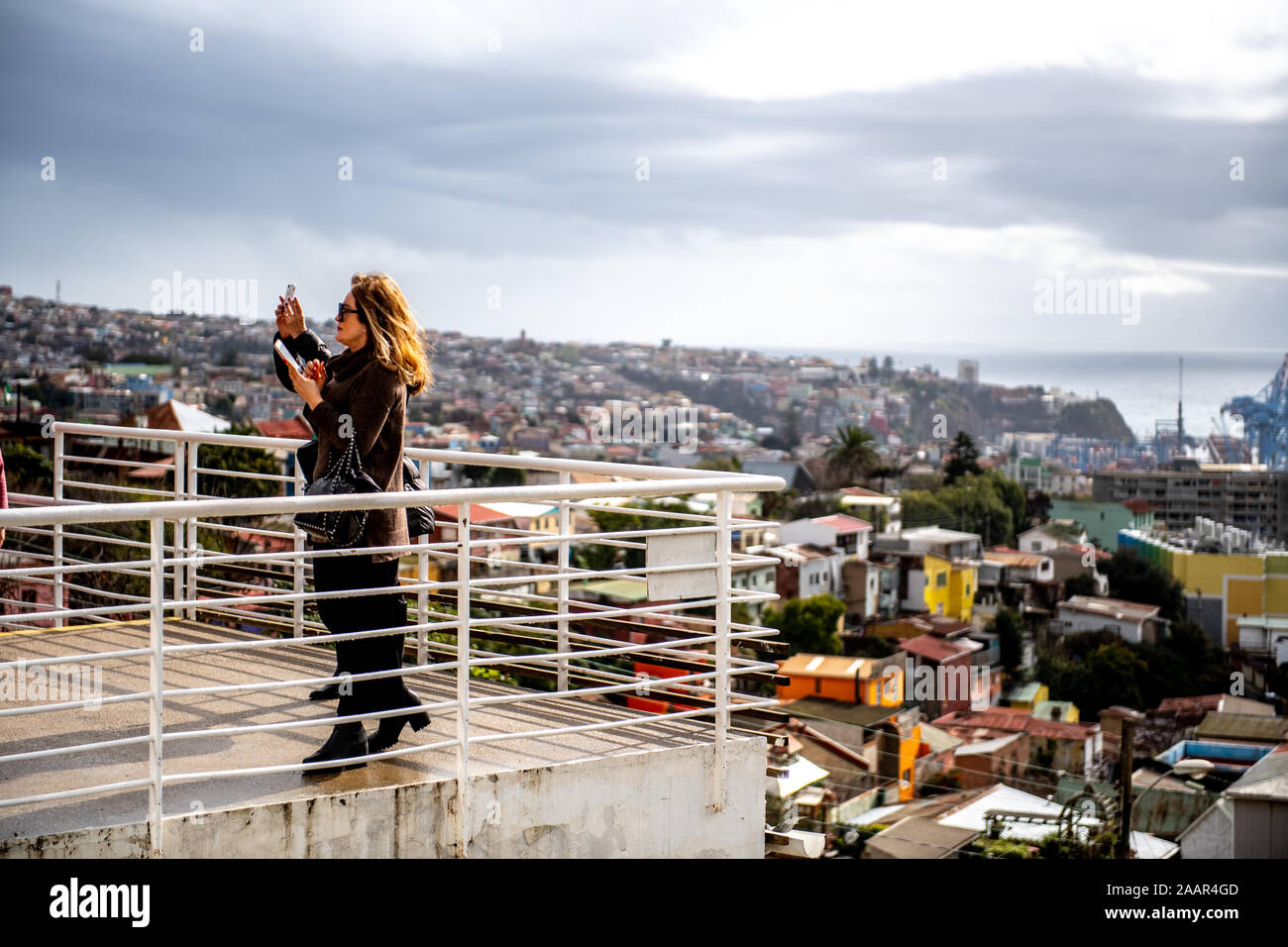 Le paysage urbain de voir le port de Valparaiso à partir d'un balcon donnent sur, au Chili. Banque D'Images