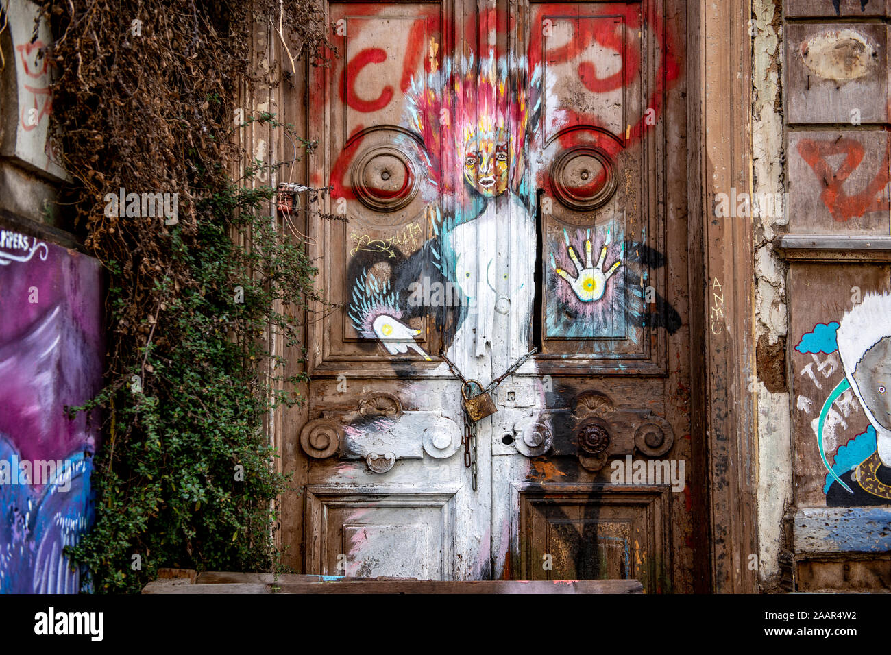 Street art graffiti colorés ornent les murs et les bâtiments de Valparaiso, Chili. Banque D'Images