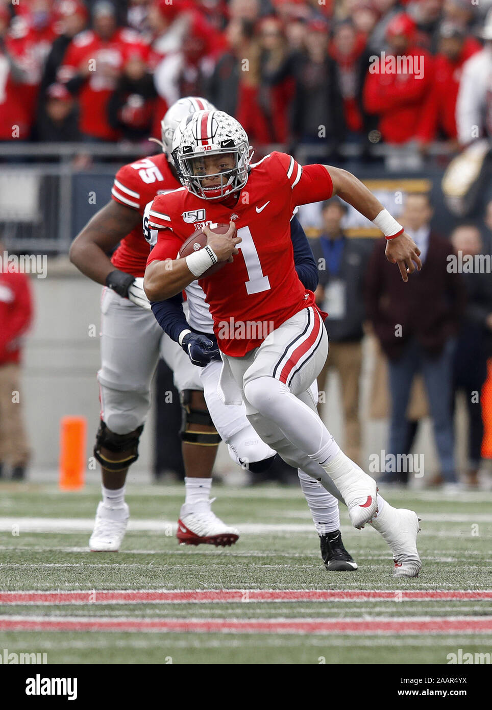 Columbus, Ohio, USA. 23 Nov, 2019. Ohio State Buckeye's Justin les champs (1) va à l'encontre de l'Université Penn State Nittany Lions Samedi, 23 novembre 2019 à Columbus, Ohio. Photo par Aaron Josefczyk/UPI UPI : Crédit/Alamy Live News Banque D'Images