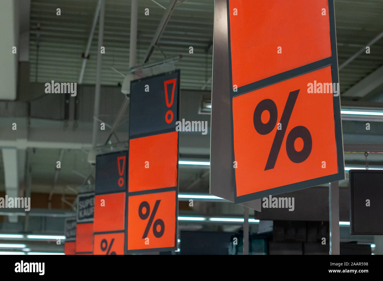 Le vendredi noir des bannières dans supermarché concept avec copie espace. Banque D'Images