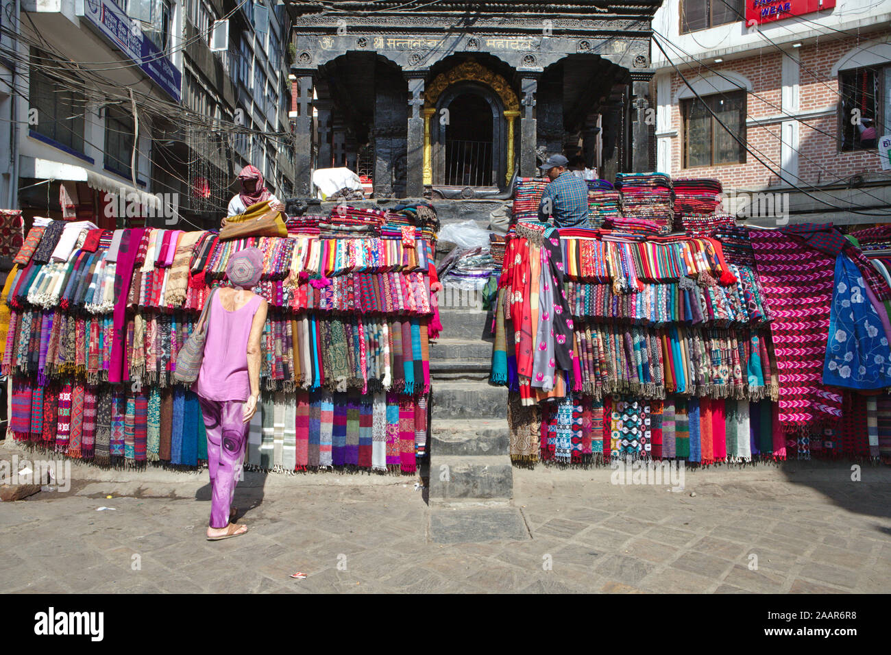 Les hommes pieux vente de tissus colorés, dans la vieille ville de Katmandou Banque D'Images