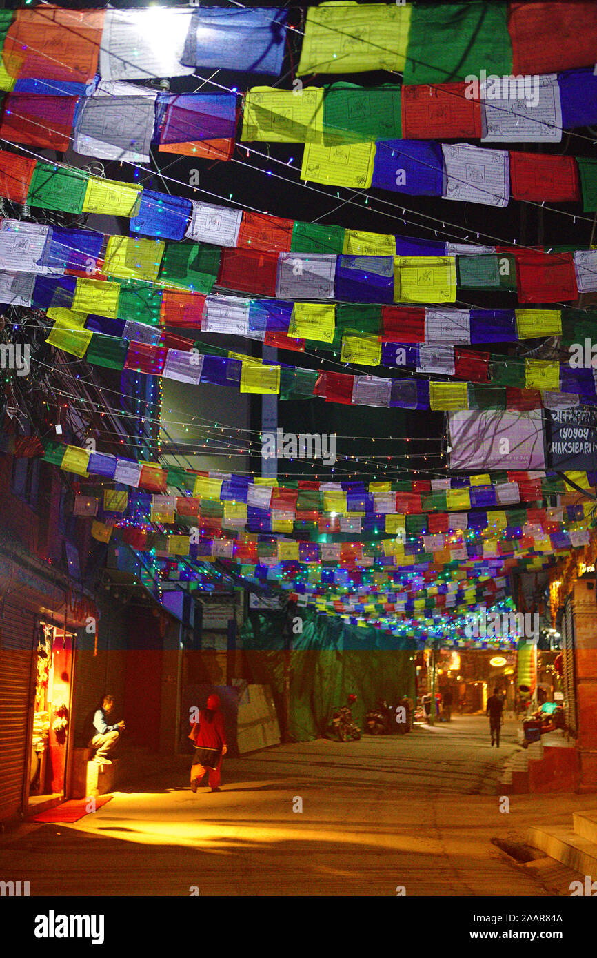 Les drapeaux de prières décorent les rues de Katmandou à Diwali Banque D'Images