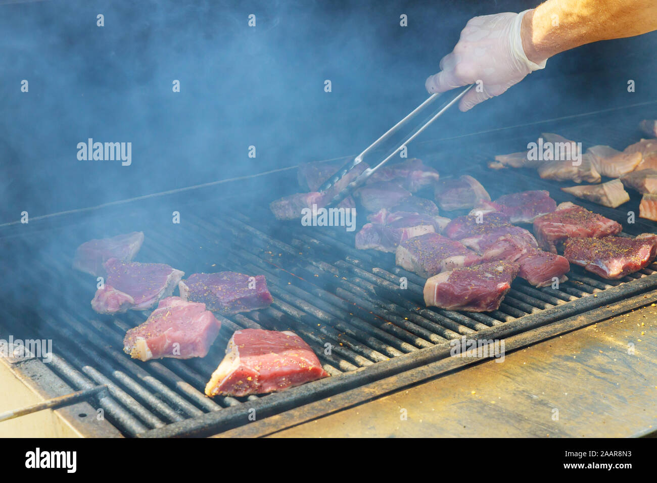 Pavé de boeuf grillé sur le grill de cuisson Boeuf cru juteux Banque D'Images