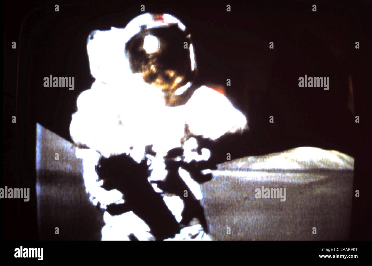 - Teleclip Dernier homme sur la Lune, Gene Cernan, de l'alunissage d'Apollo 17, photographie prise directement à partir de l'écran de télévision vers 1972 Banque D'Images