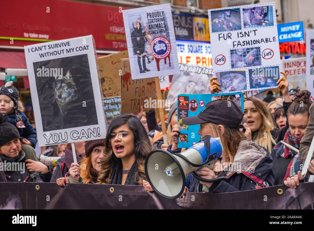 Londres, Royaume-Uni. 23 novembre 2019. Plusieurs centaines de manifestants à la marche annuelle contre la fourrure en mars de Leicester Square à Londres le long des trottoirs de l'Ouest fin appelant à mettre un terme non seulement à l'utilisation de la fourrure dans l'habillement mais aussi contre toute exploitation des animaux de toutes les espèces, que ce soit pour la viande, les produits laitiers, la laine, cuir ou d'autres produits. La marche est allé à protester contre les fournisseurs de vêtements de fourrure à Londres dont le Canada Goose. Peter Marshall/Alamy Live News Banque D'Images
