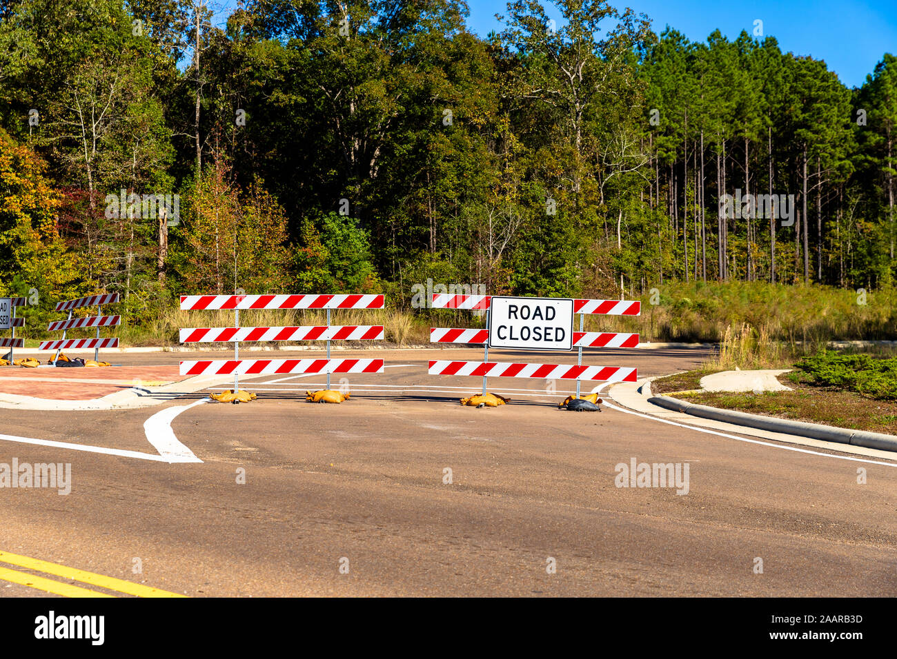 Road Closed sign et baricade sur route asphaltée. Banque D'Images